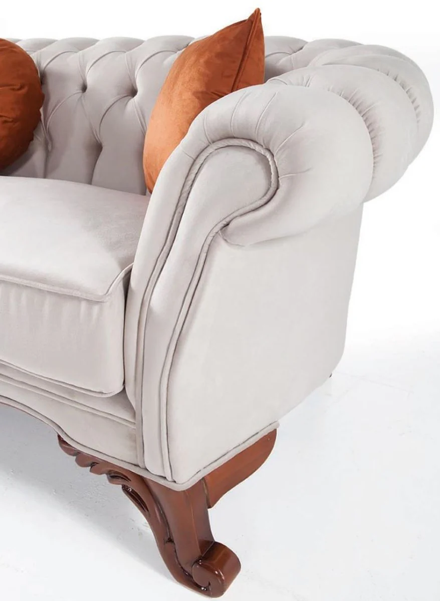 Luxus Barock Wohnzimmer Sofa mit Kissen Hellgrau / Braun 240 x 102 x H. 80 cm - Barock Möbel