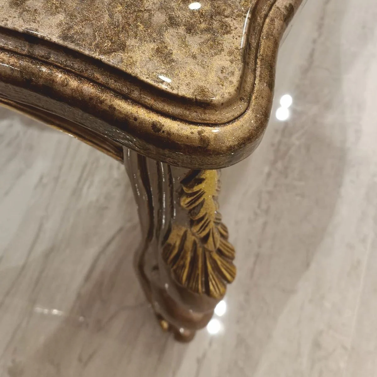 Luxus Barock Couchtisch Grau / Gold 123 cm - Barockstil Wohnzimmer Möbel