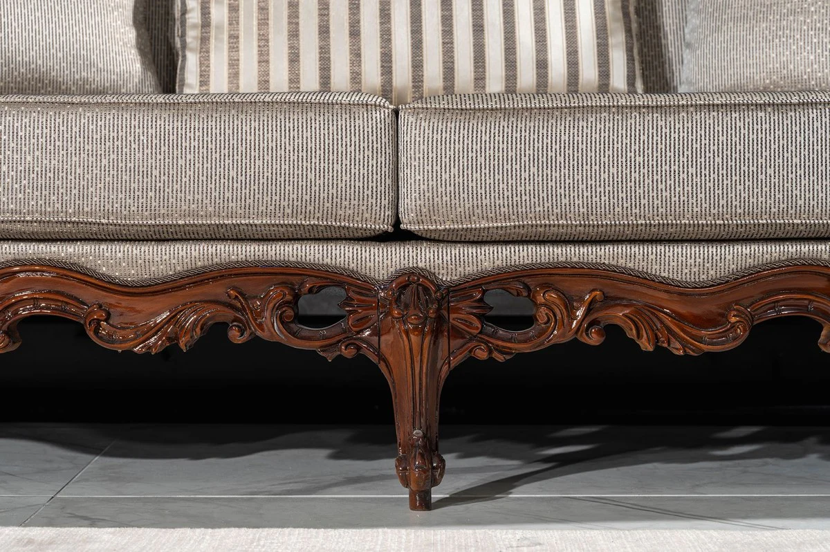 Luxus Barock Wohnzimmer Sofa Silber / Braun - Handgefertigtes Barockstil Sofa mit dekorativen Kissen - Luxus Wohnzimmer Möbel im Barockstil - Barock Möbel - Edel & Prunkvoll