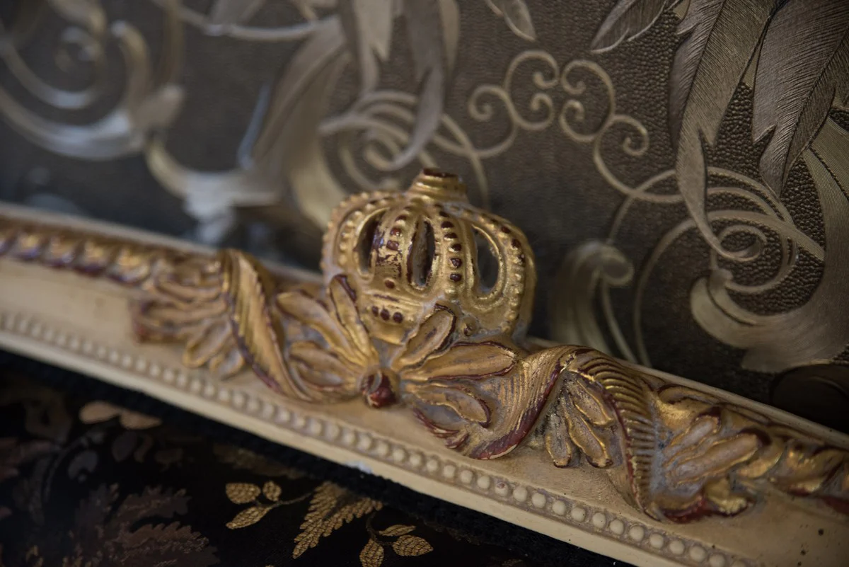 Pompöös by Barock Wohnzimmer Set Creme / Oliv mit goldenem Muster - Pompööse Barock Wohnzimmermöbel designed by Harald Glööckler