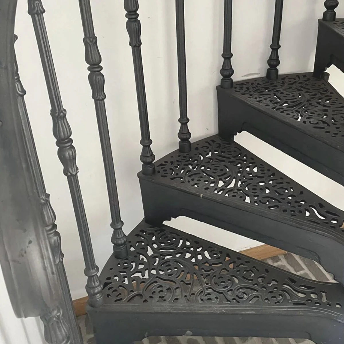 Gusseisen Wendeltreppe mit Geländer linke Seite Grau H. 302 cm - Rustikale Spiraltreppe