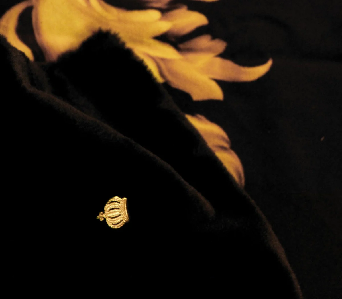 Luxus Wohndecke Pompöös by Barock Krone Schwarz / Gold von Harald Glööckler mit Glitzersteinen