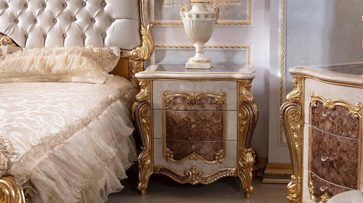 Luxus Barock Nachtkommode mit 3 Schubladen Weiß / Braun / Gold