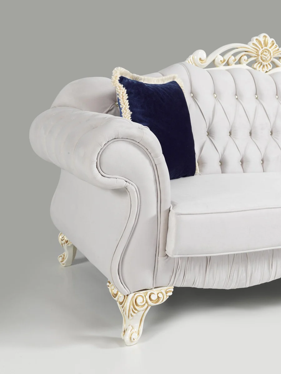 Barock Sofa Hellgrau / Weiß / Gold 235 x 85 x H. 112 cm - Edles Wohnzimmer Sofa mit Glitzersteinen - Barock Möbel