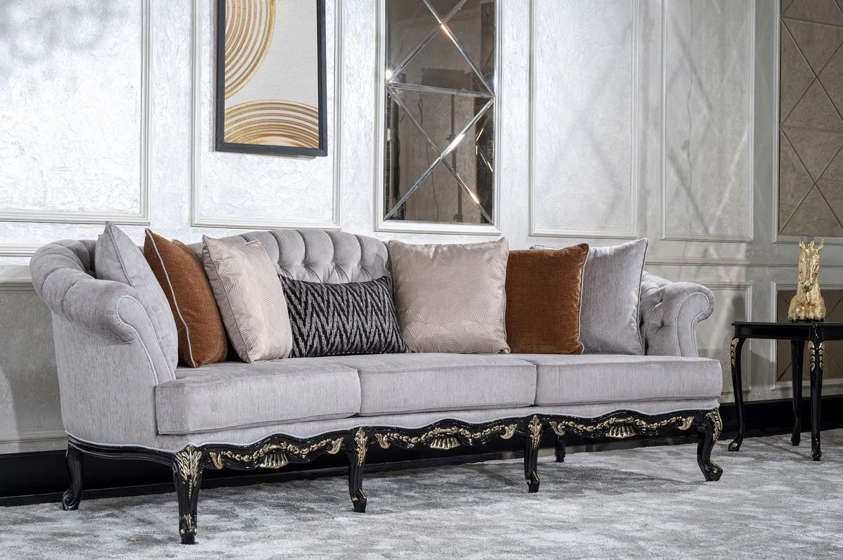 Luxus Barock Wohnzimmer Sofa Grau / Schwarz / Gold - Handgefertigtes Barockstil Sofa mit dekorativen Kissen - Luxus Wohnzimmer Möbel im Barockstil - Barock Möbel - Edel & Prunkvoll
