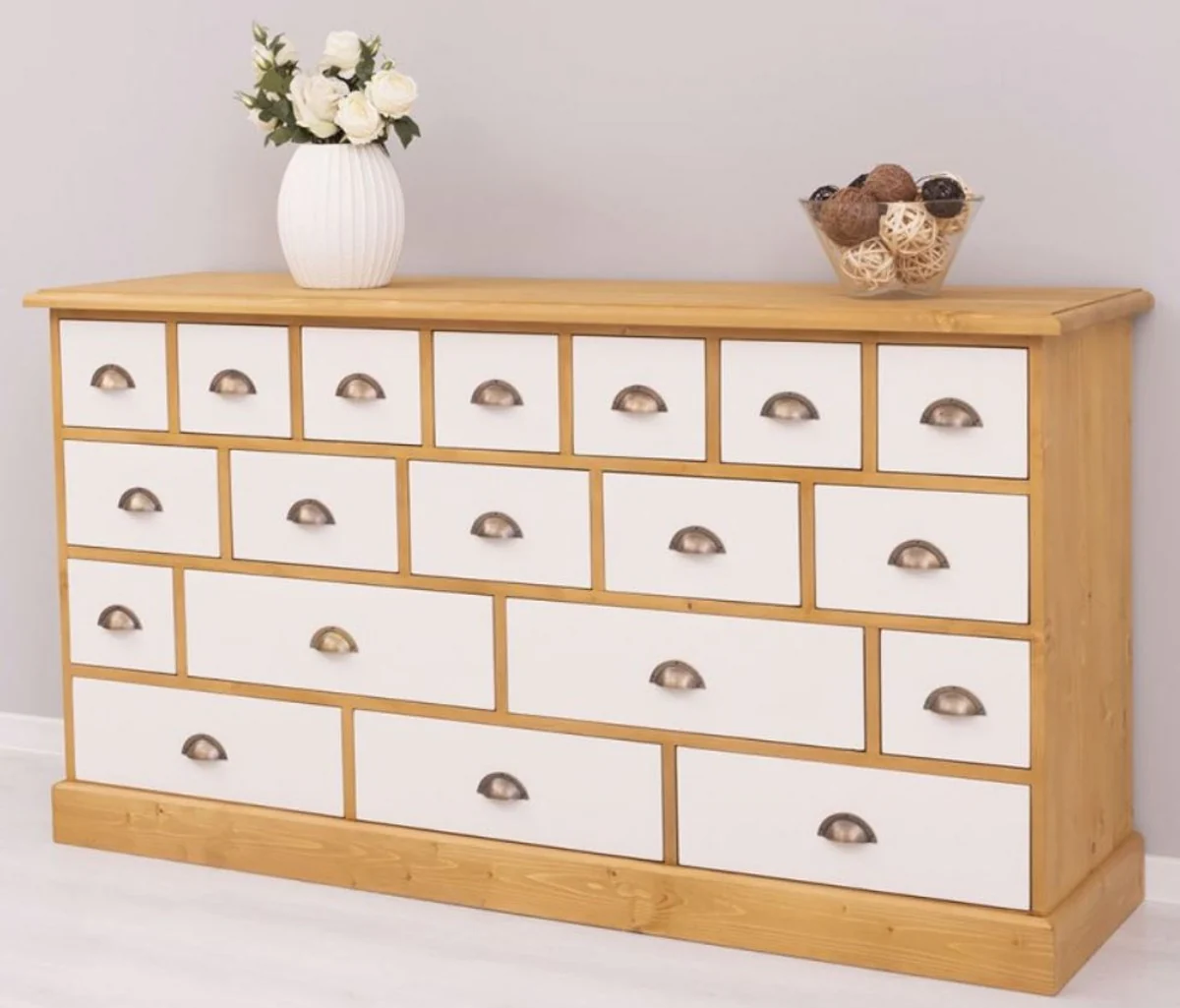Landhausstil Kommode Naturfarben / Weiß 180 x 48 x H. 95 cm - Massivholz Schrank mit 19 Schubladen - Landhausstil Möbel - Möbel im Landhausstil - Landhausstil Einrichtung