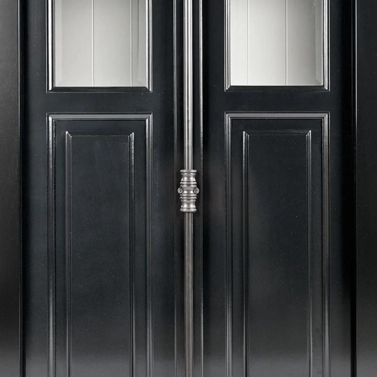 Landhausstil Vitrine Schwarz / Weiß 95 x 45 x H. 242 cm - Vitrinenschrank mit 2 Türen - Massivholz Schrank - Landhausstil Möbel