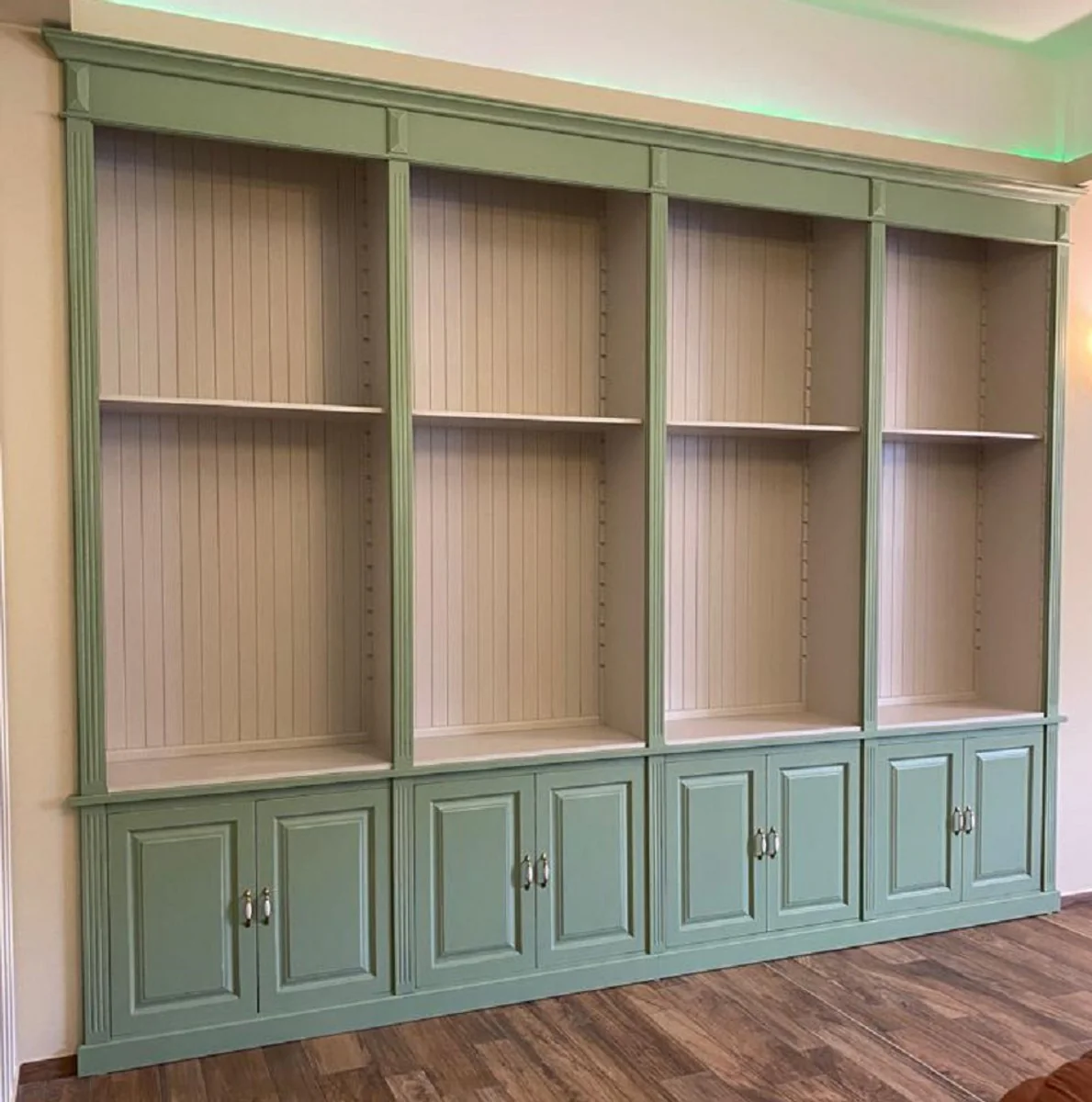 Landhausstil Schrank Grün / Beige 421 x 52 x H. 323 cm - Riesiger Massivholz Schrank mit 8 Türen - Massivholz Möbel - Landhausstil Möbel