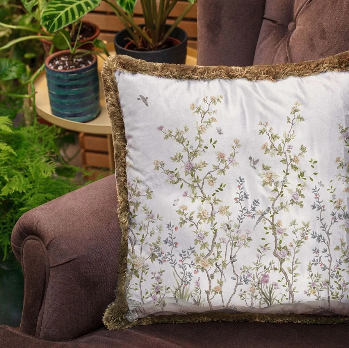 Luxus Deko Kissen Sträucher mit Blumen & Vögel Weiß / Mehrfarbig / Braun 45 x 45 cm - Bedrucktes Samt Kissen mit Fransen - Luxus Deko Accessoires