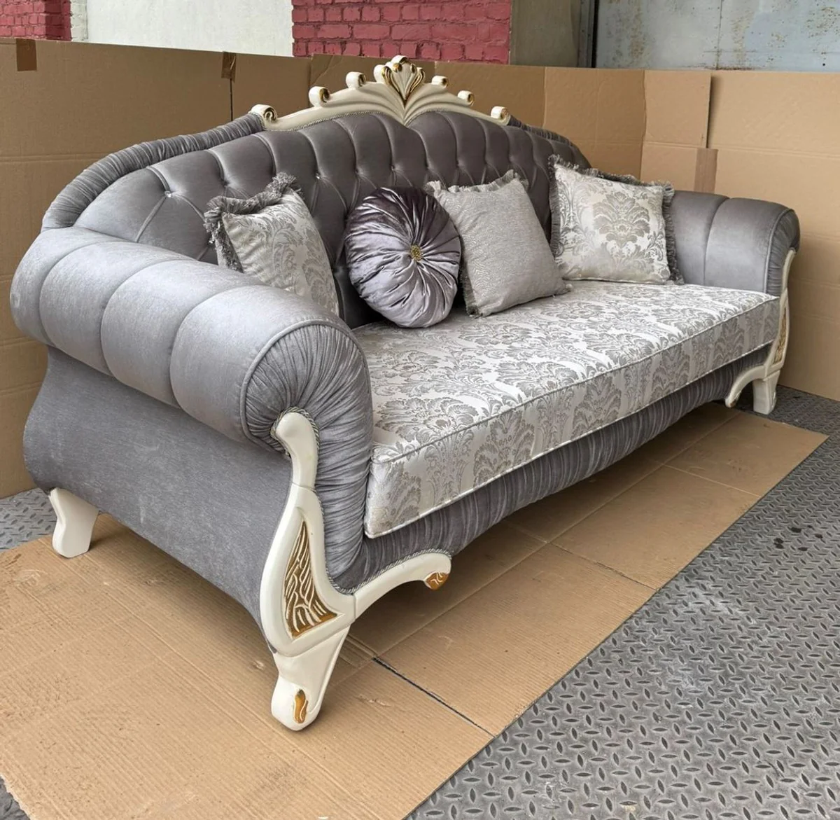 Luxus Barock Sofa Grau / Creme / Gold 225 cm - Barock Möbel