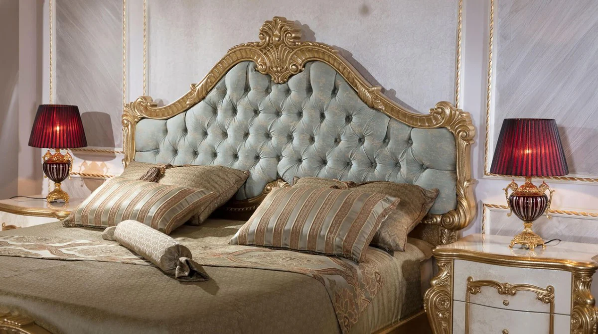 Luxus Barock Schlafzimmer Set Hellblau / Weiß / Beige / Gold - 1 Doppelbett mit Kopfteil & 2 Nachtkommoden - Schlafzimmer Möbel im Barockstil - Edel & Prunkvoll