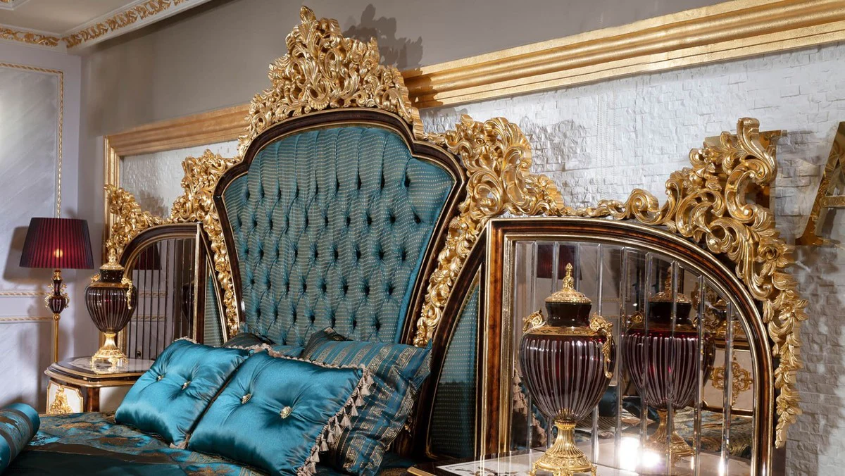 Luxus Barock Schlafzimmer Set Blau / Weiß / Braun / Gold - 1 Doppelbett mit Kopfteil & 2 Nachtkommoden - Schlafzimmer Möbel im Barockstil - Edel & Prunkvoll