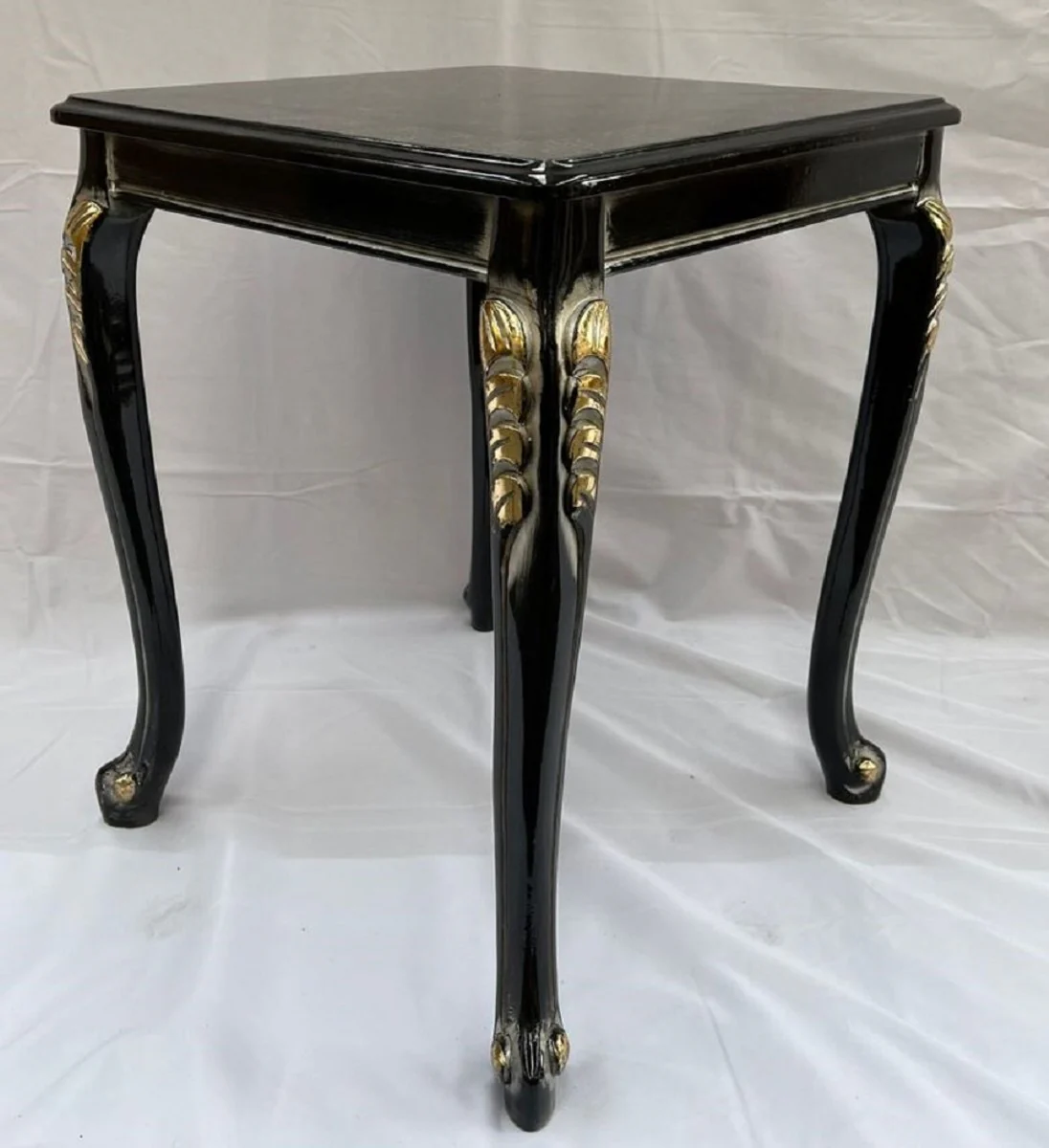 Luxus Barock Massivholz Beistelltisch Schwarz / Gold - Quadratischer Tisch im Barockstil - Barock Möbel - Edel & Prunkvoll