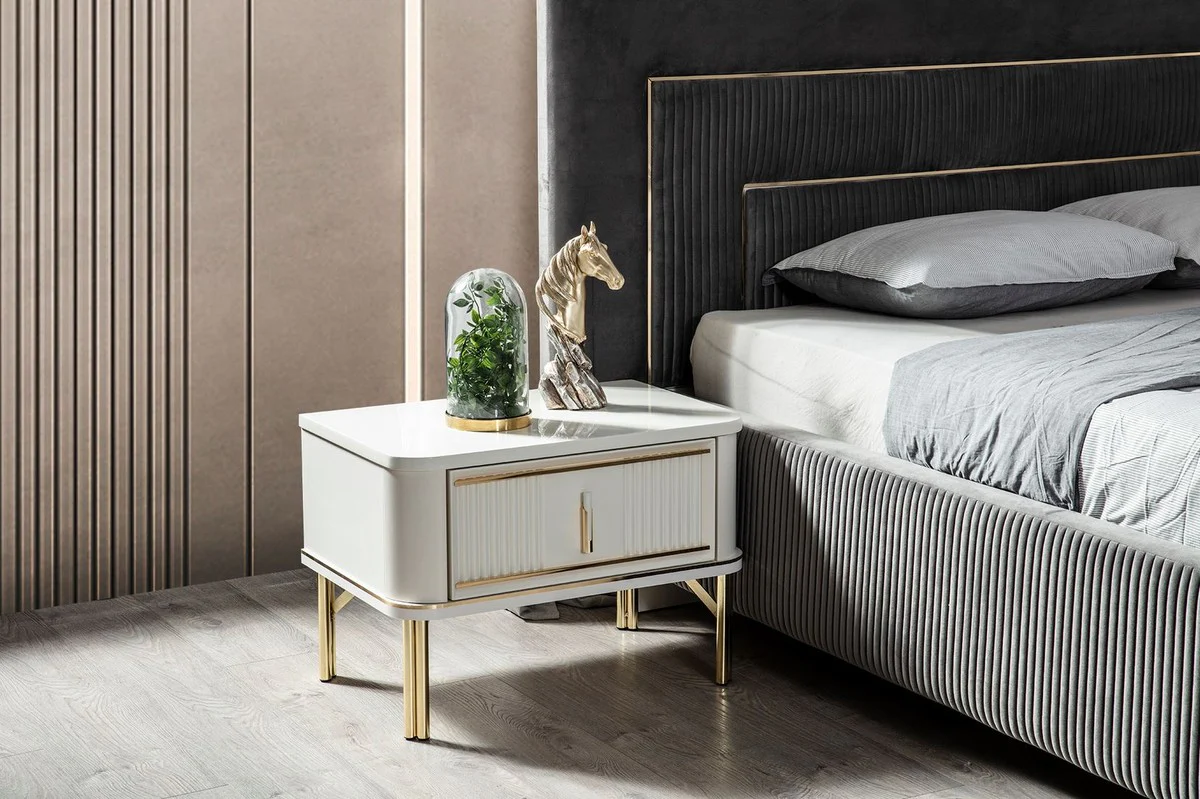 Luxus Schlafzimmer Set Grau / Weiß / Gold - 1 Doppelbett mit Kopfteil & 2 Nachttische - Schlafzimmer Möbel - Luxus Kollektion