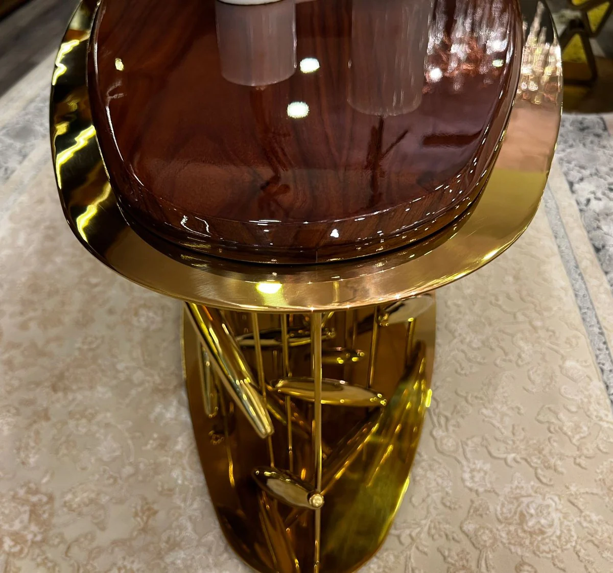 Luxus Couchtisch Braun / Gold 120 x 51 x H. 47 cm - Ovaler Edelstahl Wohnzimmertisch mit Massivholz Tischplatte - Wohnzimmer Möbel - Hotel Möbel - Luxus Möbel