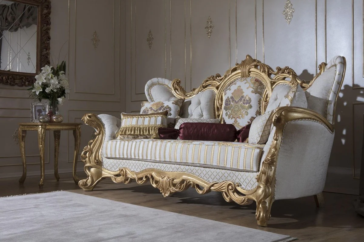 Luxus Barock Sofa Weiß / Gold 248 x 108 x H. 122 cm - Wohnzimmer Sofa mit elegantem Muster und dekorativen Kissen - Prunkvolle Barock Möbel
