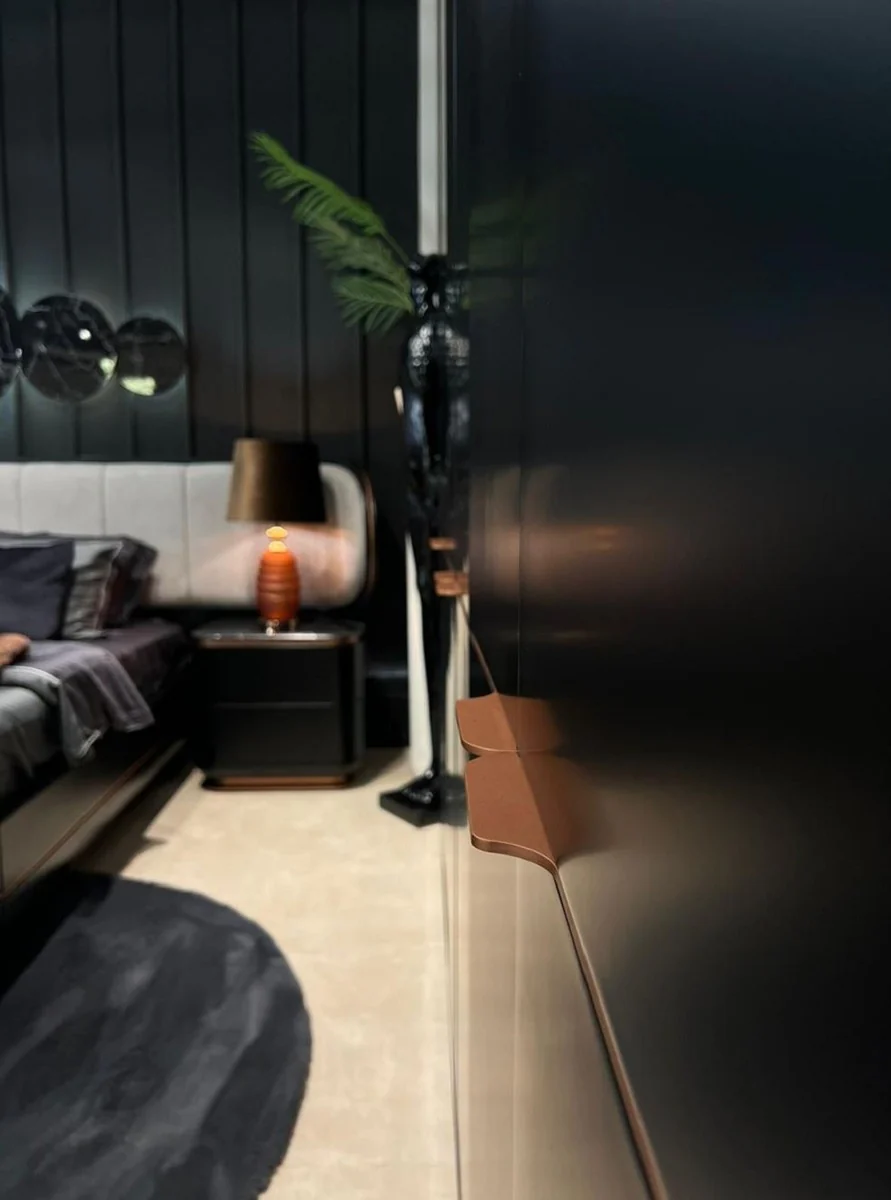 Luxus Schlafzimmerschrank Schwarz / Kupfer 280 x 62 x H. 238 cm - Massivholz Kleiderschrank mit 6 Türen - Schlafzimmer Möbel - Hotel Möbel - Luxus Möbel