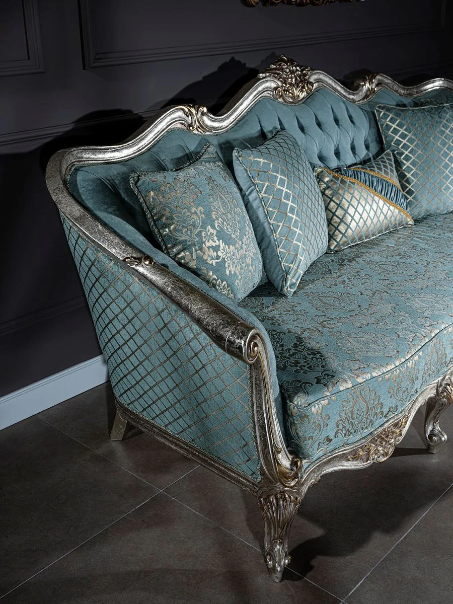 Luxus Barock Sofa Hellblau / Silber / Gold 238 x 85 x H. 106 cm - Wohnzimmer Sofa mit elegantem Muster und dekorativen Kissen - Barock Wohnzimmer Möbel