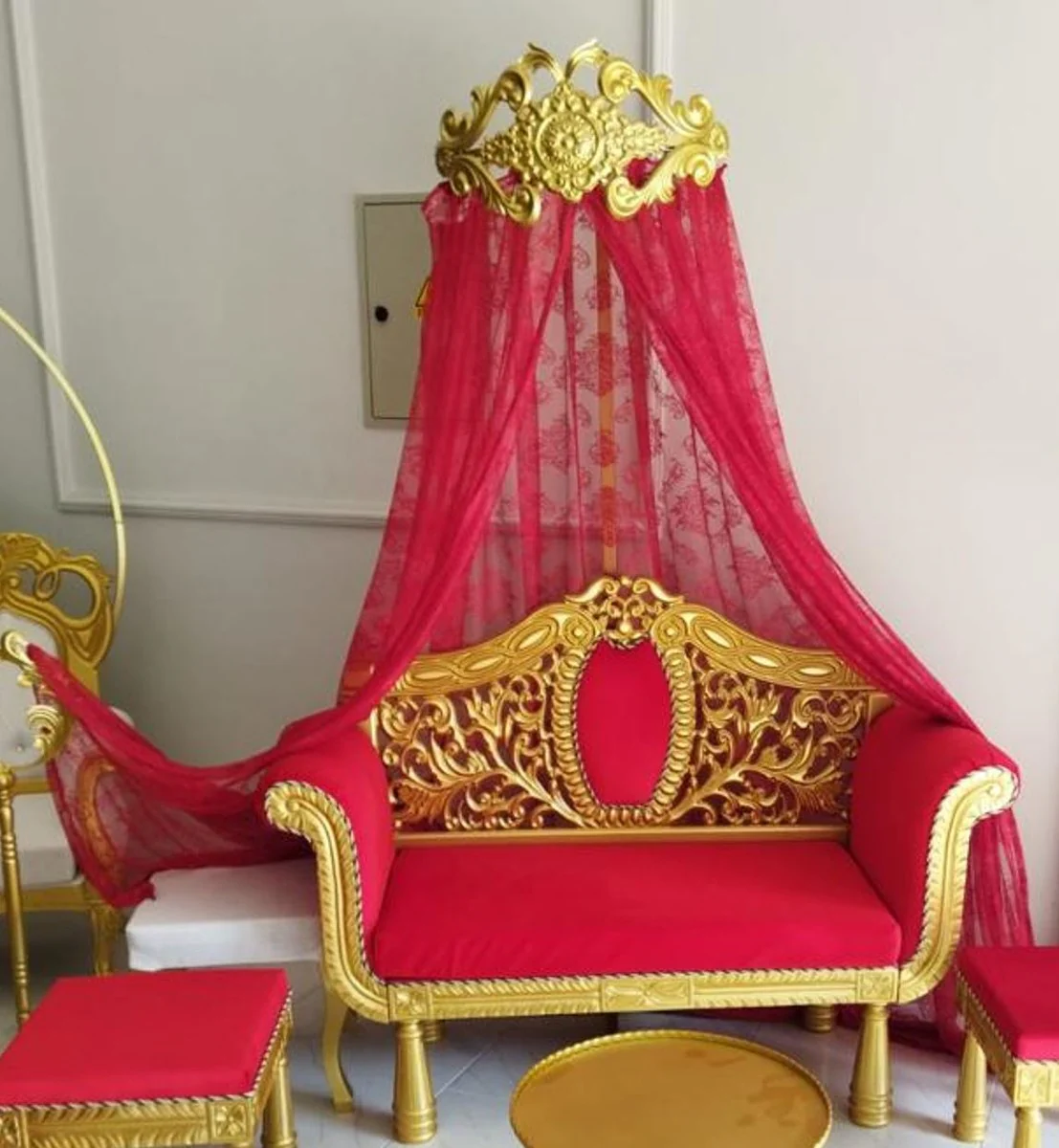 Luxus Barock Sofa Rot / Gold - Handgefertigtes Massivholz Wohnzimmer Sofa mit edlem Samtstoff und Baldachin - Barock Möbel - Edel & Prunkvoll