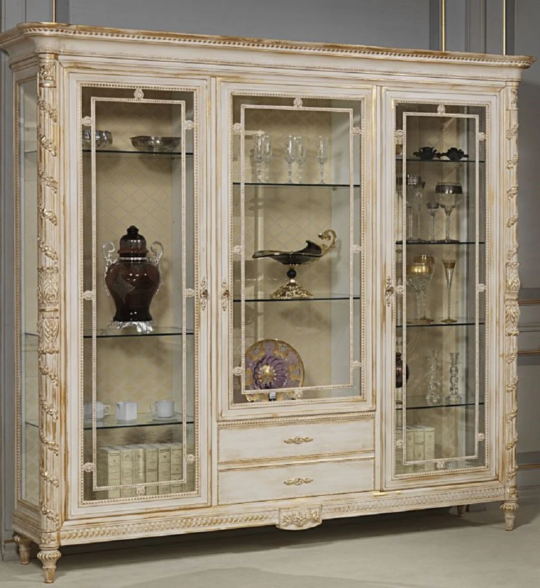 Luxus Barock Vitrine Weiß / Gold - Edler Massivholz Vitrinenschrank mit 3 Glastüren und 2 Schubladen - Hotel Möbel - Schloss Möbel - Luxus Qualität - Made in Italy