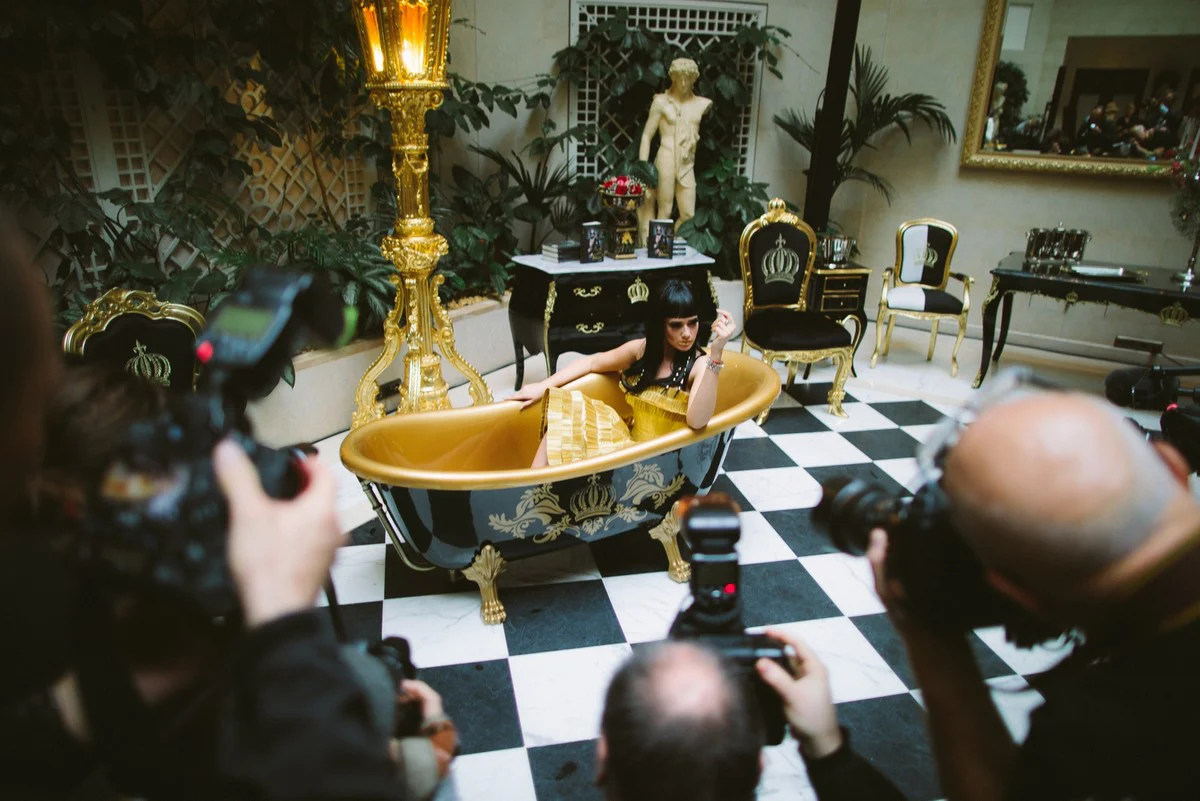 Pompöös by Luxus Badewanne Deluxe freistehend von Harald Glööckler Schwarz / Gold / Schwarz 1560mm mit goldfarbenen Löwenfüssen