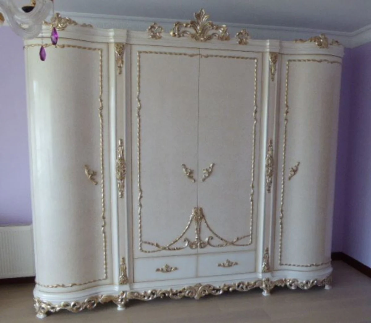Luxus Barock Schlafzimmerschrank Weiß / Creme / Silber / Kupfer 320 x 70 x H. 250 cm - Edler Massivholz Kleiderschrank - Schlafzimmer Möbel im Barockstil - Luxus Qualität