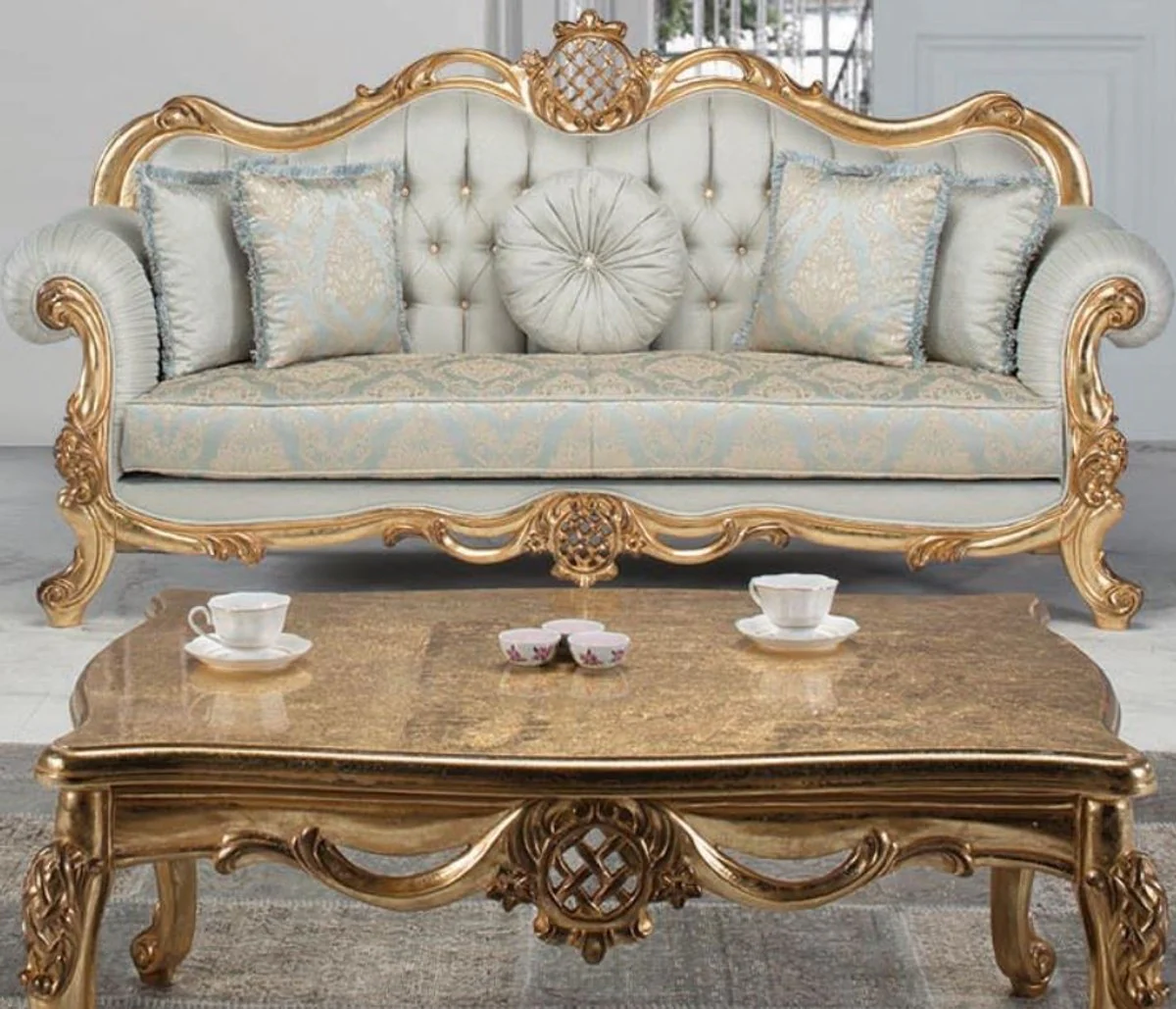Luxus Barock Couchtisch Antik Gold 118 x 87 x H. 50 cm - Massivholz Wohnzimmertisch - Möbel im Barockstil