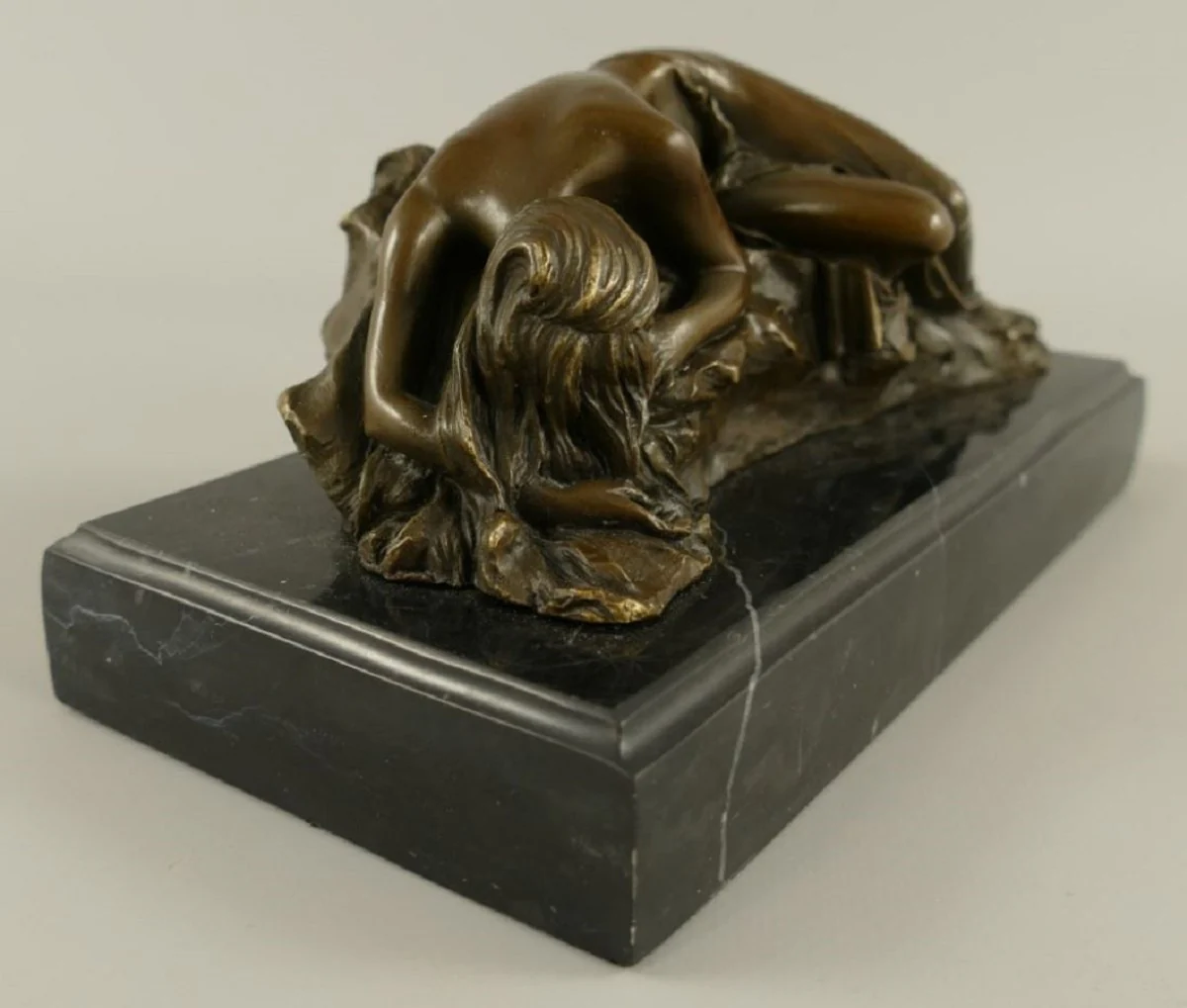 Luxus Bronze Skulptur schlafende Frau Bronze / Schwarz 22 x 11 x H. 10 cm - Bronze Figur mit Marmorsockel - Schreibtisch Deko Accessoires