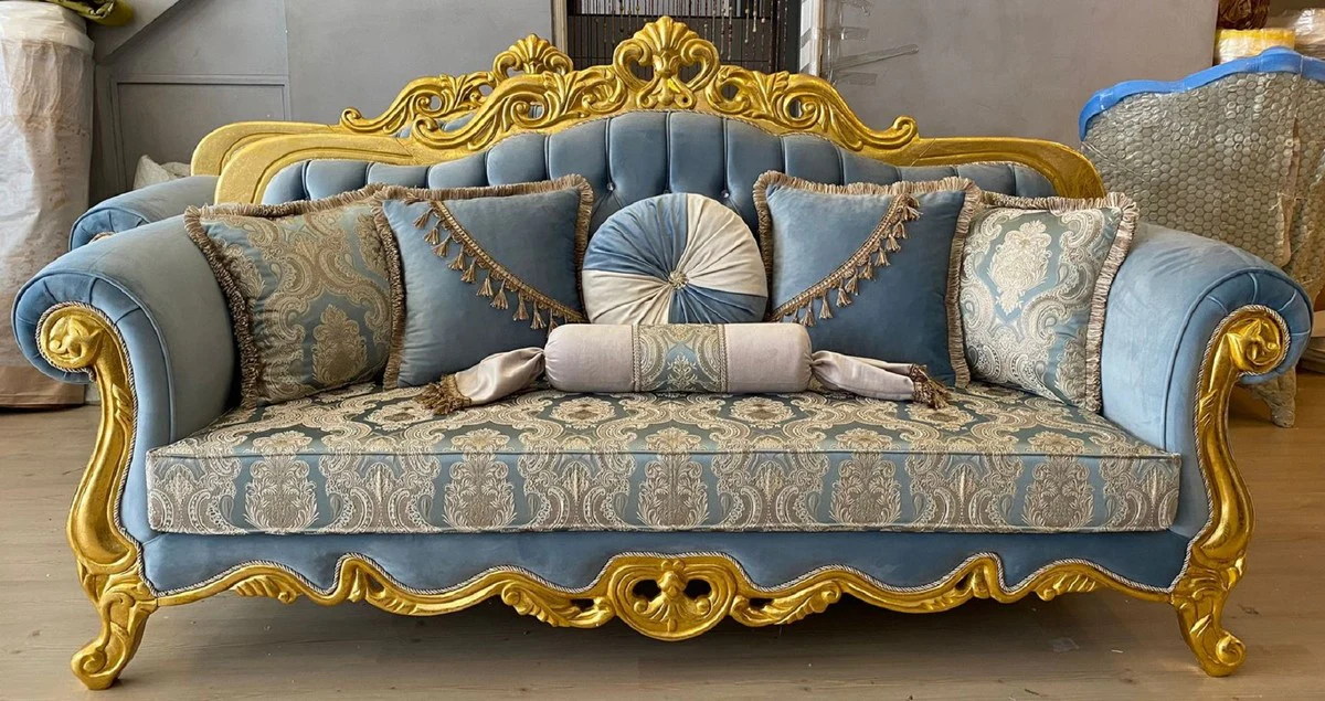 Luxus Barock Sofa Hellblau / Beige / Gold - Prunkvolles Wohnzimmer Sofa mit elegantem Muster und Glitzersteinen - Wohnzimmer Möbel - Barock Möbel - Edel & Prunkvoll