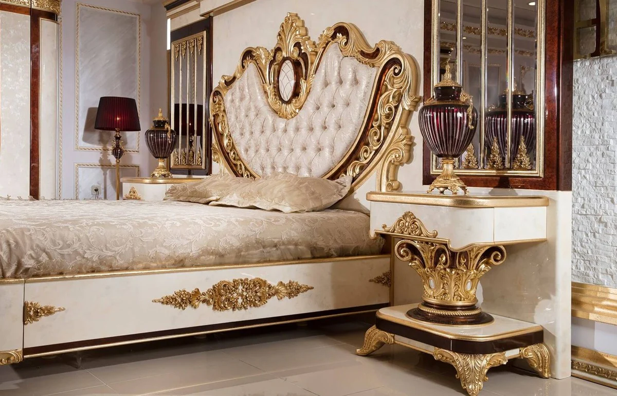 Luxus Barock Schlafzimmer Set Gold / Weiß / Braun / Gold - 1 Doppelbett mit Kopfteil & 2 Nachtkommoden - Schlafzimmer Möbel im Barockstil - Edel & Prunkvoll