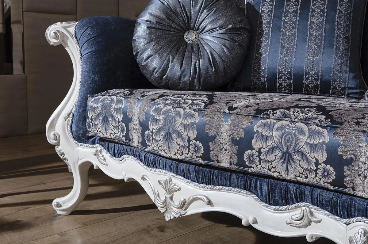 Luxus Barock Wohnzimmer Sofa mit Muster und dekorativen Kissen Blau / Weiß / Silber 240 x 90 x H. 120 cm - Prunkvolle Barock Möbel