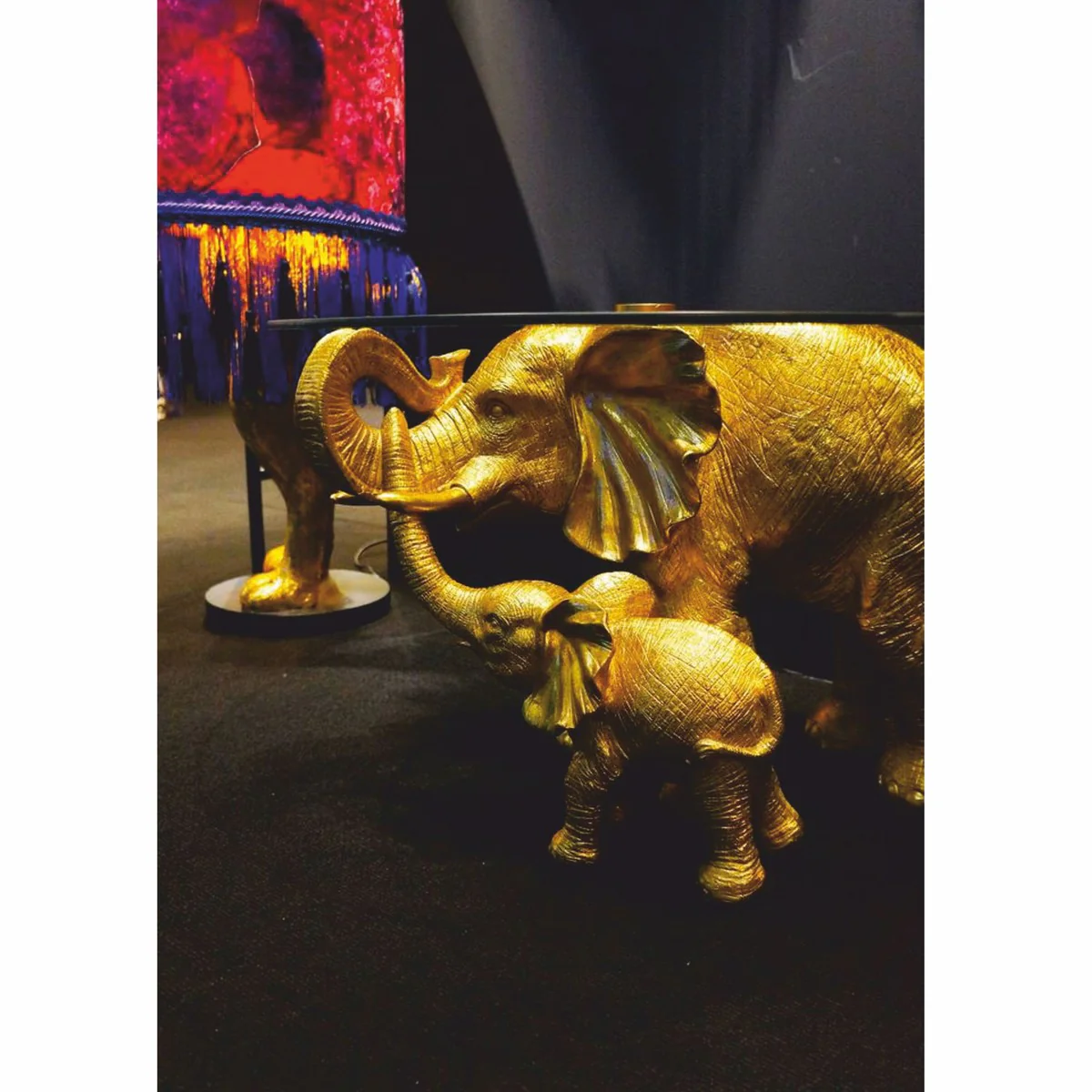 Luxus Kunstharz Couchtisch mit Glasplatte Elefanten Gold Ø 60 x H. 40 cm