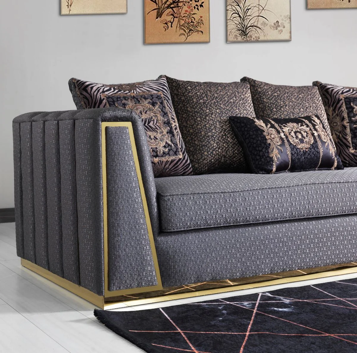 Luxus Wohnzimmer Sofa mit dekorativen Kissen Lila / Gold 240 x 92 x H. 78 cm - Luxus Wohnzimmer Möbel