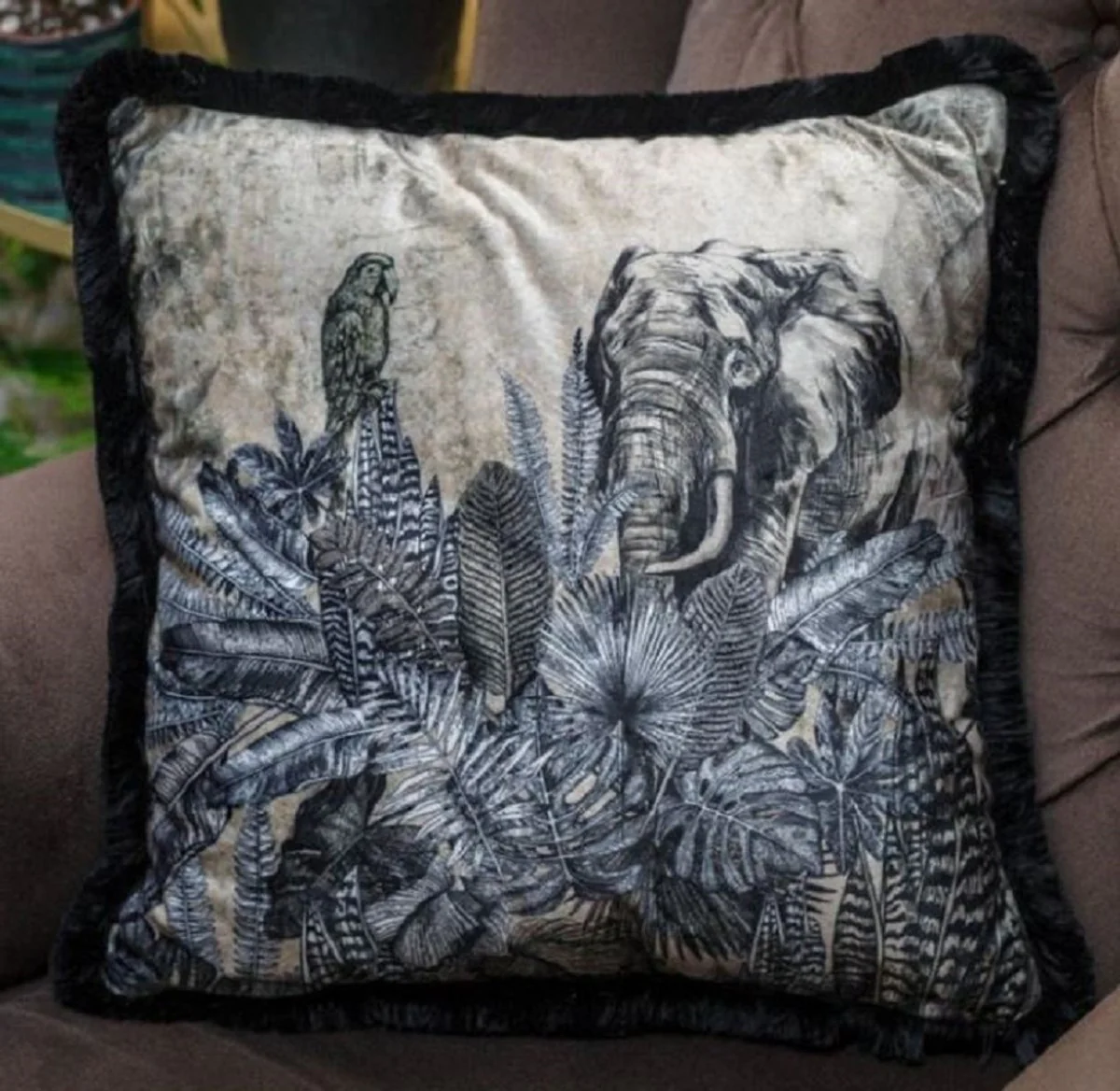 Luxus Deko Kissen Afrika Beige / Schwarz / Weiß 45 x 45 cm - Bedrucktes Samt Kissen mit Fransen - Edles Zierkissen - Luxus Kollektion