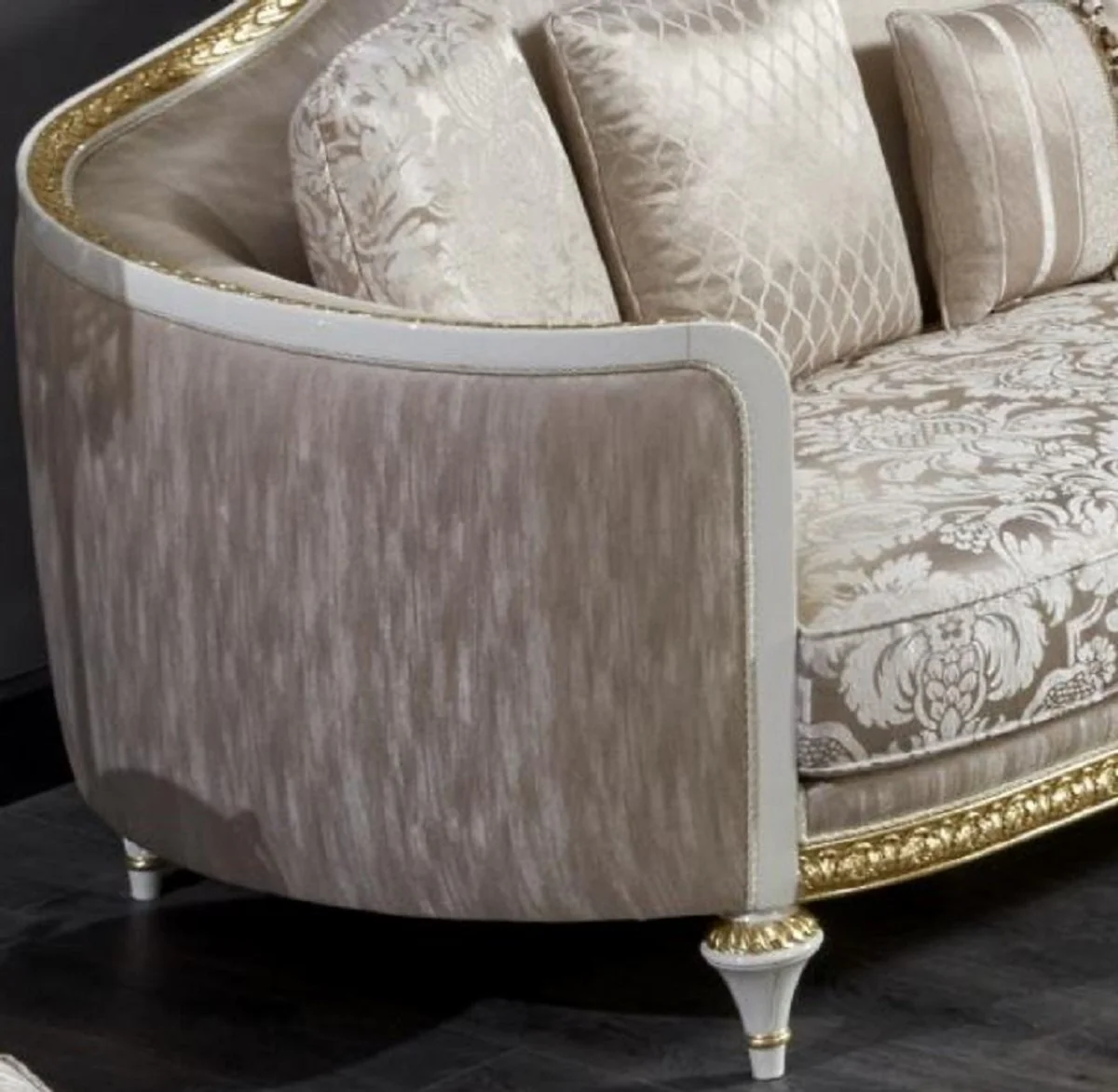 Luxus Barock Sofa Gold / Weiß / Gold - Prunkvolles Wohnzimmer Sofa - Barockstil Wohnzimmer Möbel - Luxus Möbel im Barockstil - Barock Einrichtung - Edel & Prunkvoll