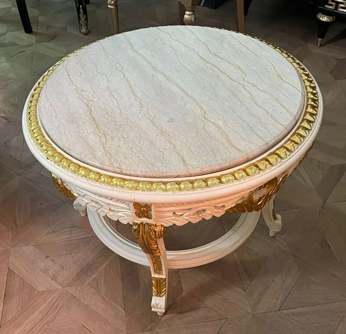 Barock Couchtisch mit Marmorplatte Weiß / Gold / Creme - Runder Massivholz Wohnzimmertisch im Barockstil - Barockstil Wohnzimmer Möbel - Barock Möbel - Antik Stil Wohnzimmer Möbel