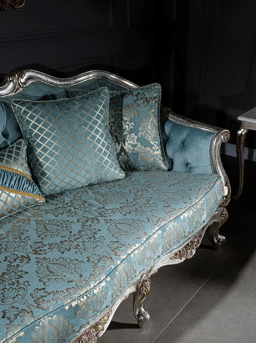 Luxus Barock Sofa Hellblau / Silber / Gold 238 x 85 x H. 106 cm - Wohnzimmer Sofa mit elegantem Muster und dekorativen Kissen - Barock Wohnzimmer Möbel