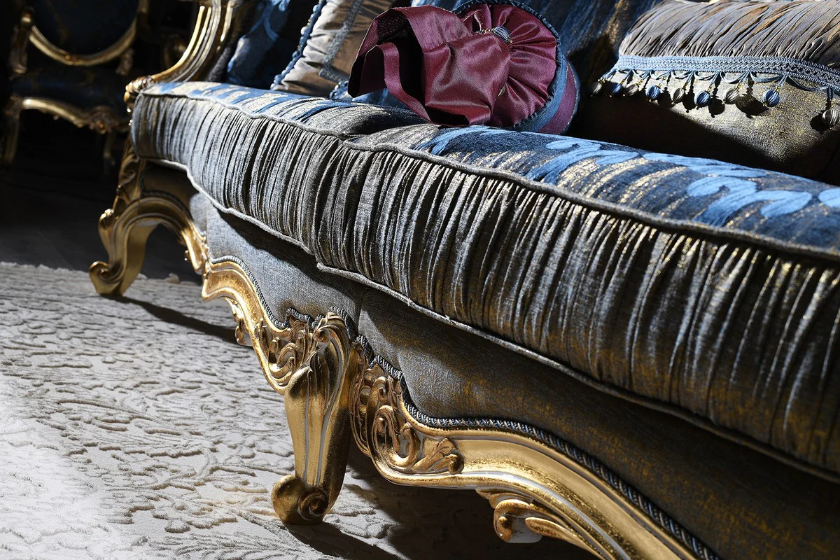 Luxus Barock Chesterfield Sofa Dunkelblau / Antik Gold 300 x 90 x H. 119 cm - Prunkvolles Barock Wohnzimmer Sofa - Barockmöbel