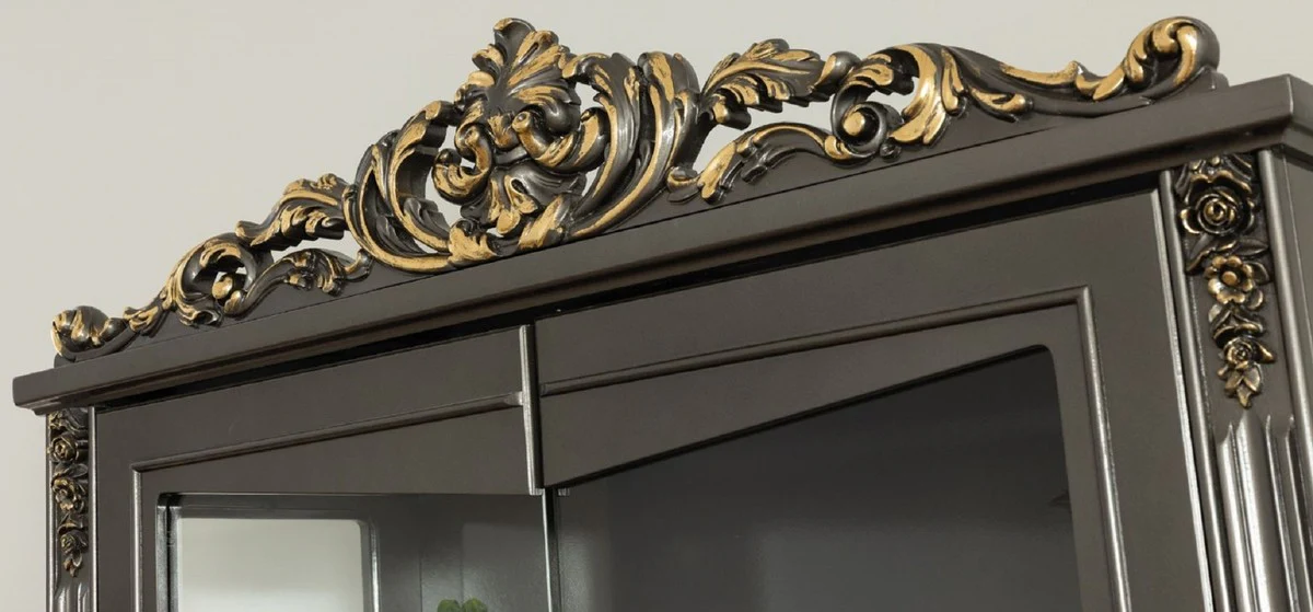 Luxus Barock Wohnzimmer Vitrine Grau / Gold 130 x 55 x H. 210 cm - Prunkvoller Barock Vitrinenschrank mit 2 Glastüren - Edle Barock Möbel