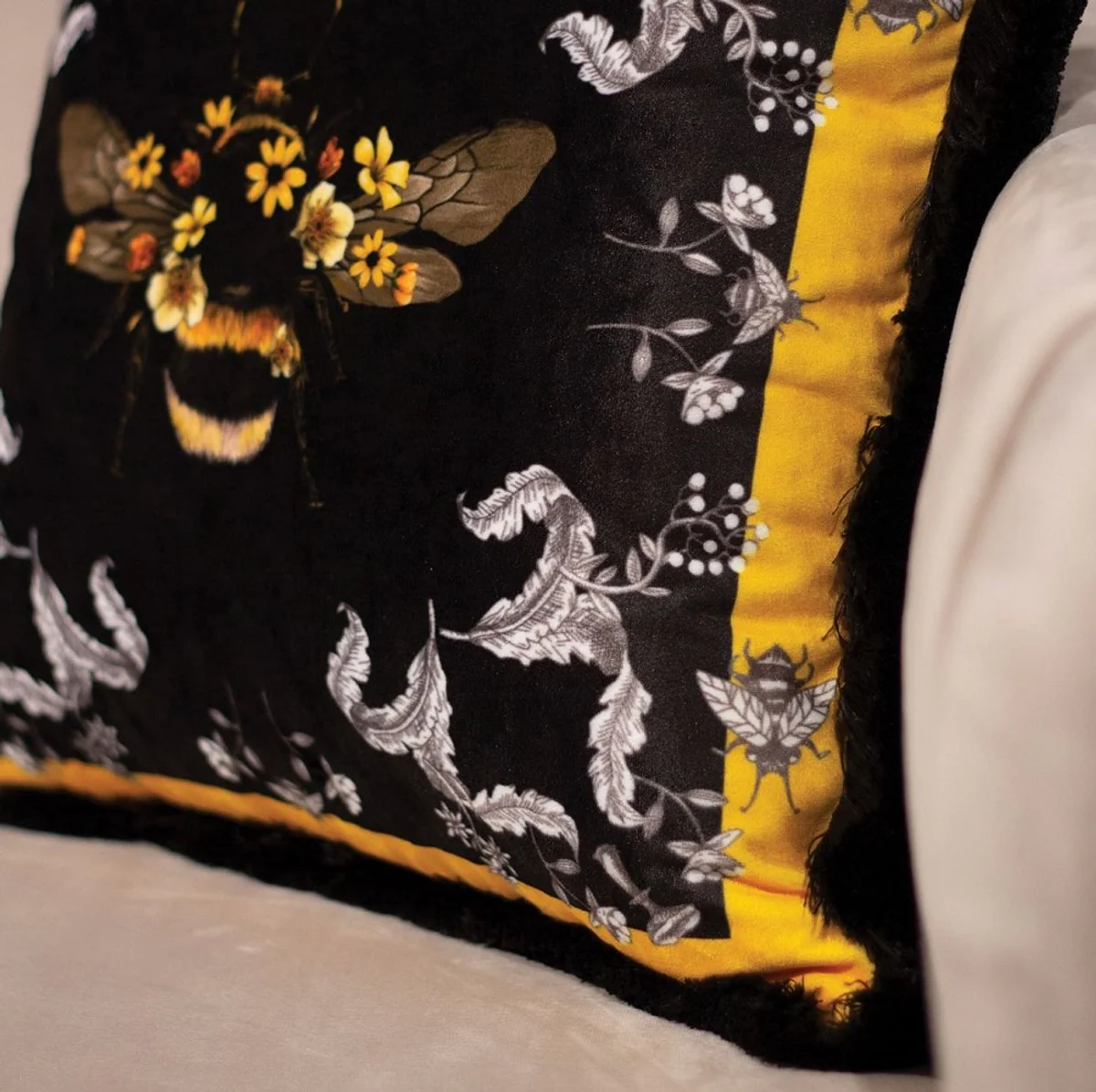Luxus Deko Kissen Hummel & Blumen Mehrfarbig / Schwarz 45 x 45 cm - Bedrucktes Samt Kissen mit Fransen - Luxus Deko Accessoires