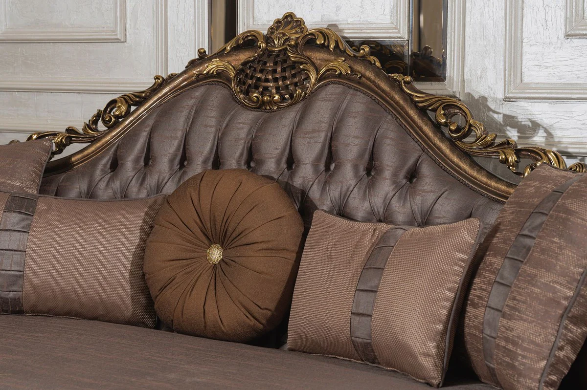 Luxus Barock Wohnzimmer Sofa Grau / Braun / Gold - Handgefertigtes Barockstil Sofa mit dekorativen Kissen - Luxus Wohnzimmer Möbel im Barockstil - Barock Möbel - Edel & Prunkvoll
