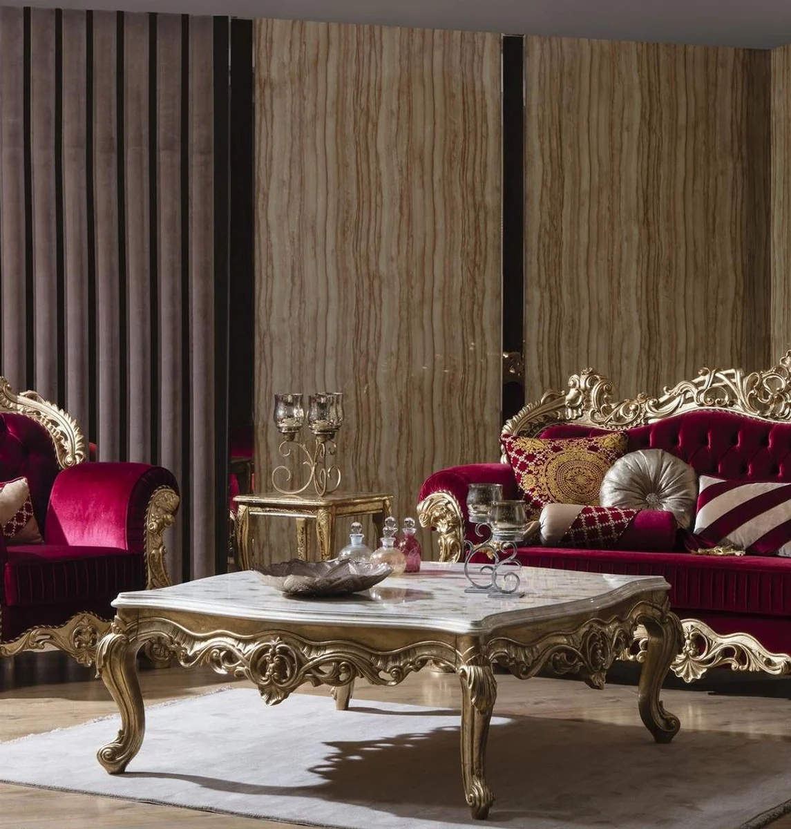 Luxus Barock Wohnzimmer Set Boardeauxrot / Weiß / Gold - 2 Sofas & 2 Sessel & 1 Couchtisch - Wohnzimmer Möbel im Barockstil - Edel & Prunkvoll