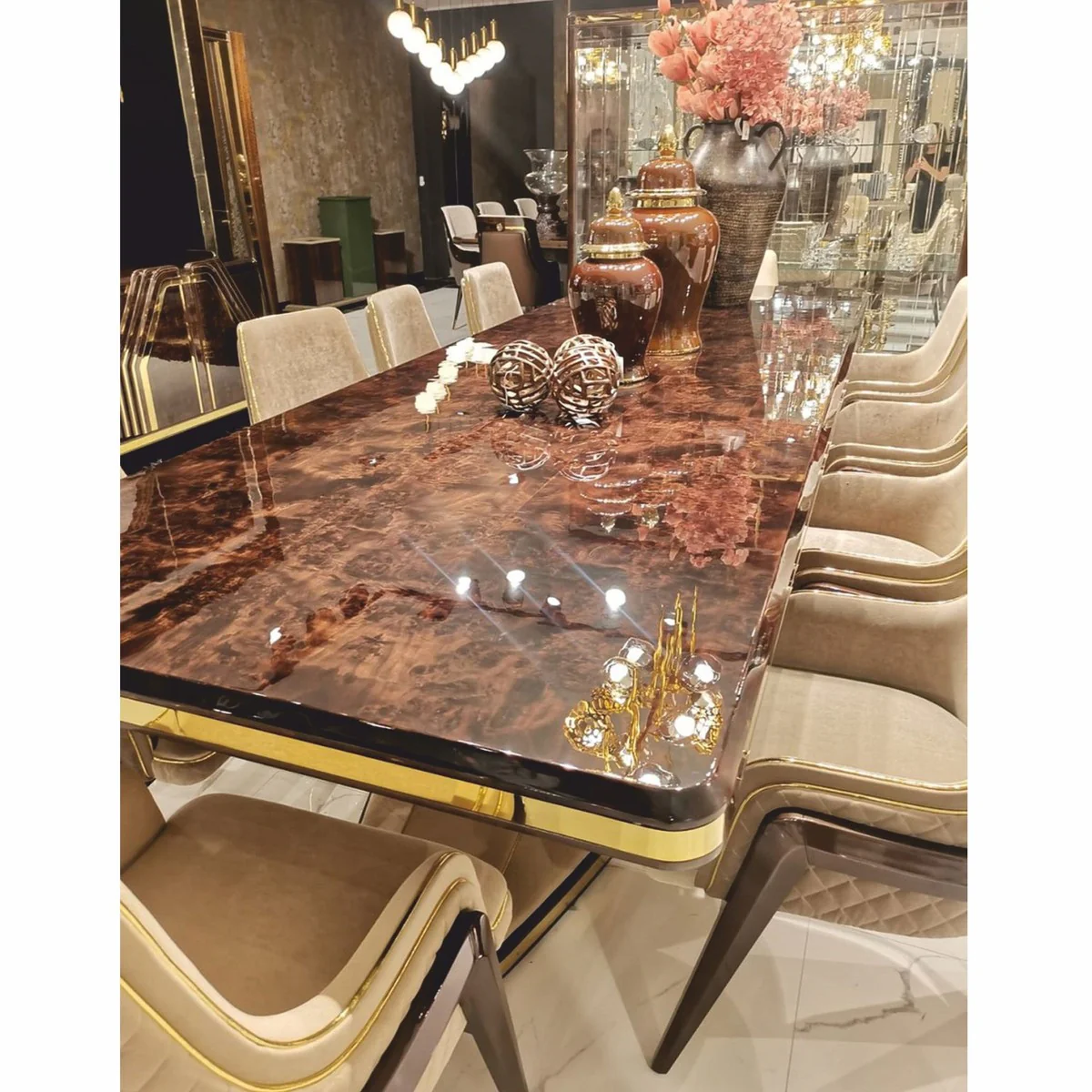 Luxus Art Deco Esszimmer Stuhl mit Armlehnen Beige / Dunkelbraun / Gold