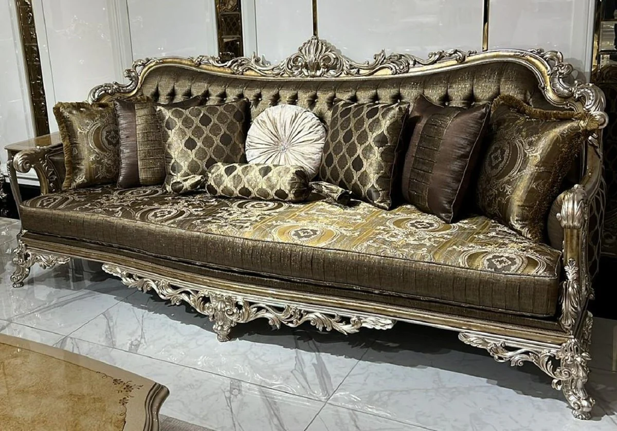 Luxus Barock Sofa Gold / Silber - Prunkvolles Wohnzimmer Sofa mit dekorativen Kissen - Barock Wohnzimmer Möbel - Edel & Prunkvoll