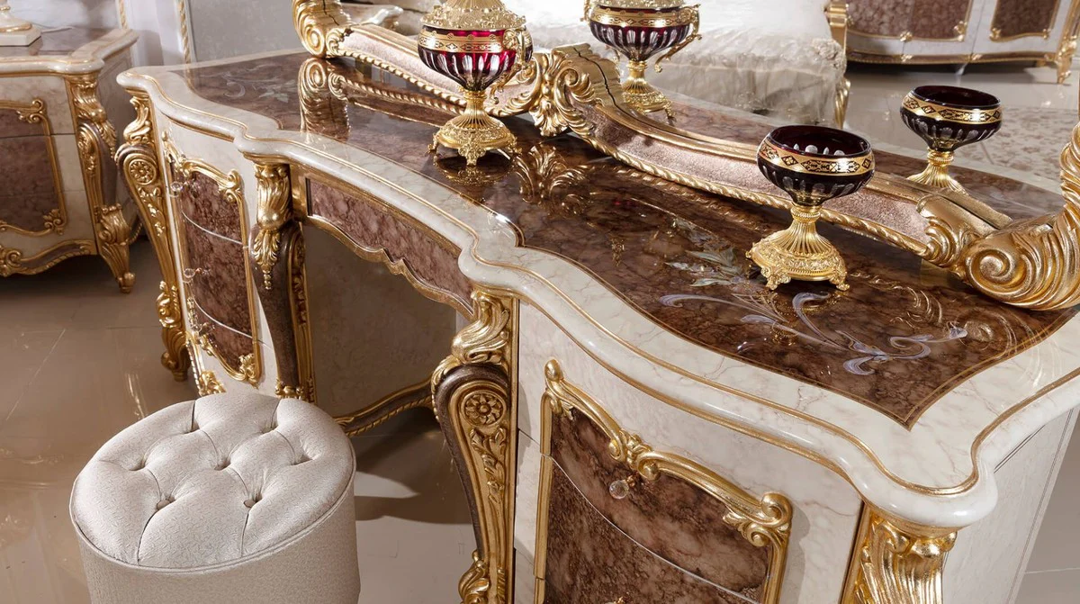 Luxus Barock Schlafzimmer Set Weiß / Braun / Gold / Silber - 1 Barock Schminkkommode & 1 Barock Spiegel & 1 Barock Hocker - Barock Schlafzimmer Möbel - Edel & Prunkvoll