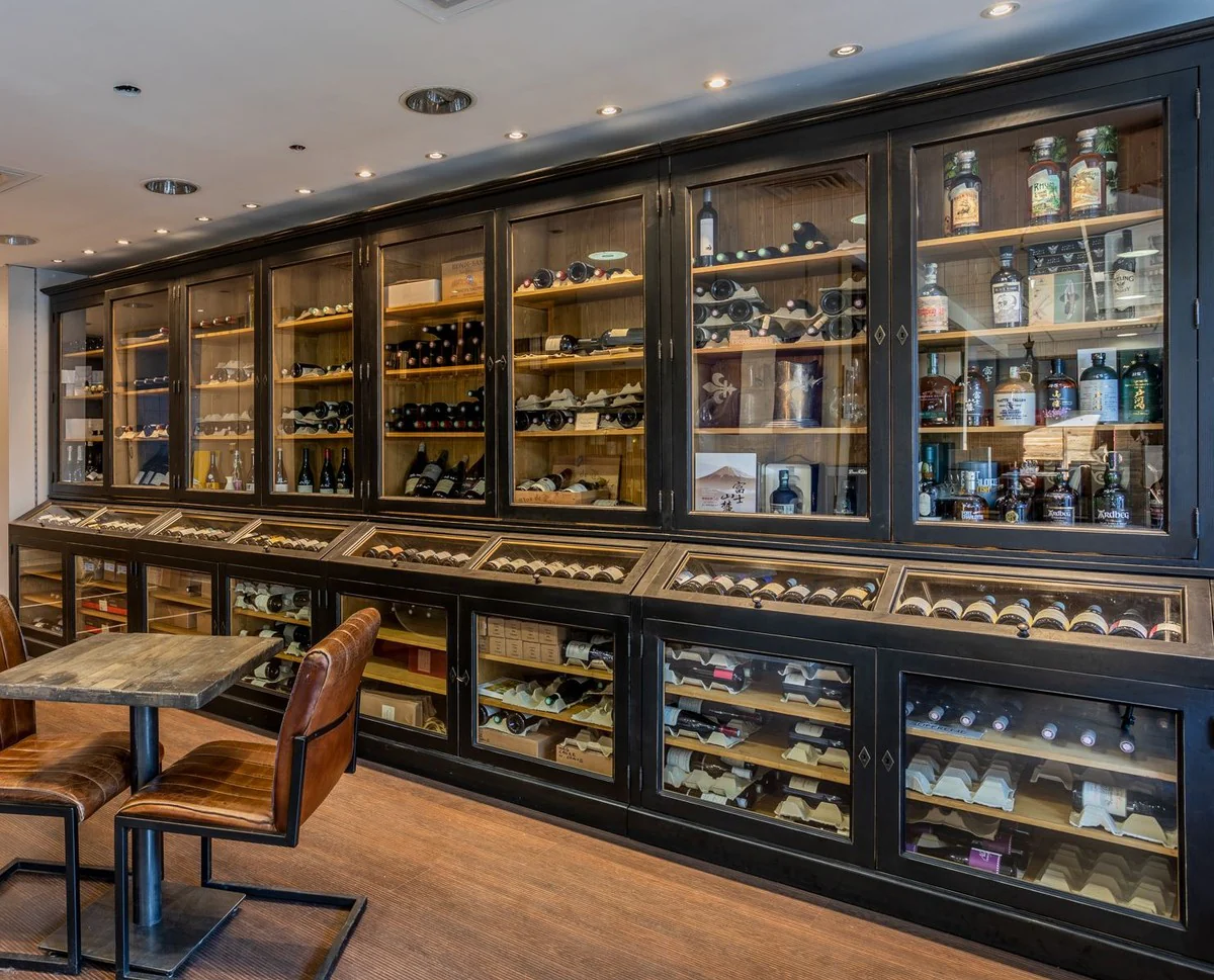 Landhausstil Weinschrank Antik Schwarz / Naturfarben 440 x 70 x H. 240 cm - Massivholz Barschrank - Massivholz Schrank im Landhausstil - Bar Möbel - Landhausstil Möbel