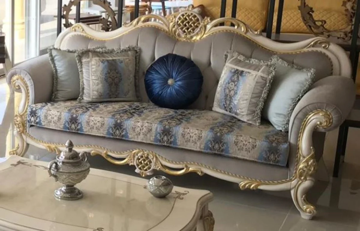 Luxus Barock Sofa Grau / Blau / Weiß / Gold 222 x 82 x H. 120 cm - Prunkvolles Massivholz Wohnzimmer Sofa mit elegantem Muster und dekorativen Kissen - Barock Wohnzimmer Möbel