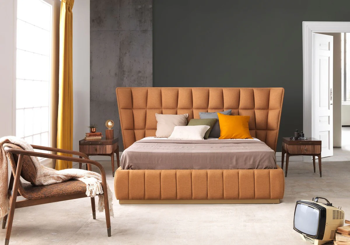 Luxus Doppelbett Hellbraun / Beige 247 x 214 x H. 126 cm - Massivholz Bett - Schlafzimmer Möbel - Hotel Möbel - Luxus Möbel - Luxus Einrichtung