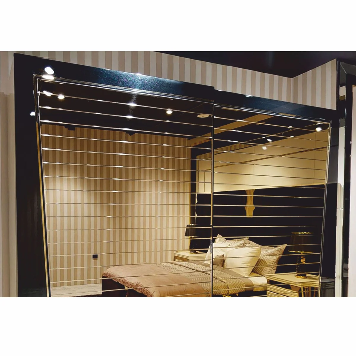 Luxus Schlafzimmerschrank mit 2 Schiebetüren Schwarz / Gold 280 x H. 230 cm