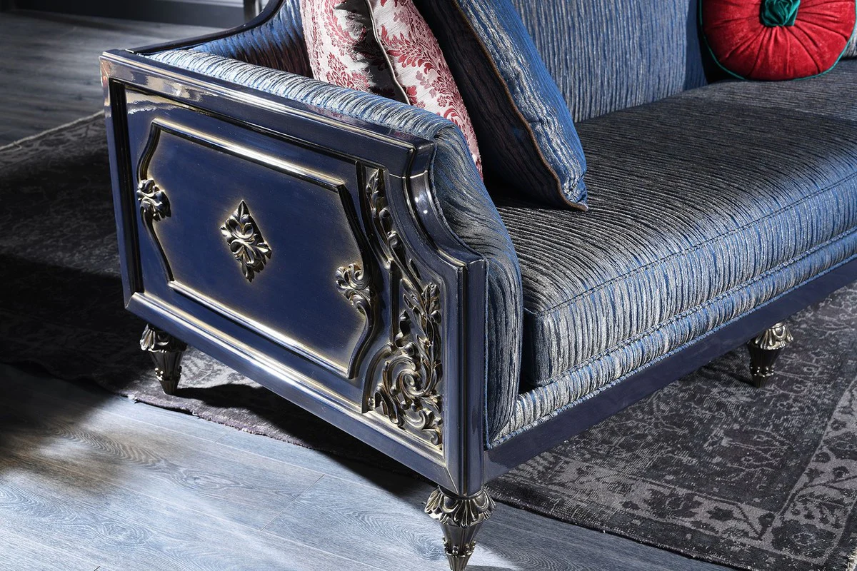 Luxus Barock Wohnzimmer Set Blau / Gold - 2 Sofas & 2 Sessel & 1 Couchtisch & 2 Beistelltische - Prunkvolle Barock Möbel - Luxus Qualität